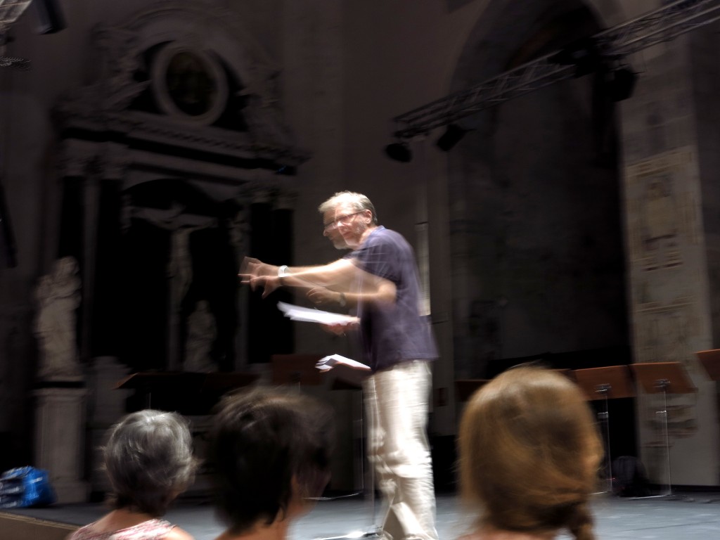 Il Maestro Franz Herzog (Vocalforum Graz e concerto) in attività durante le prove.